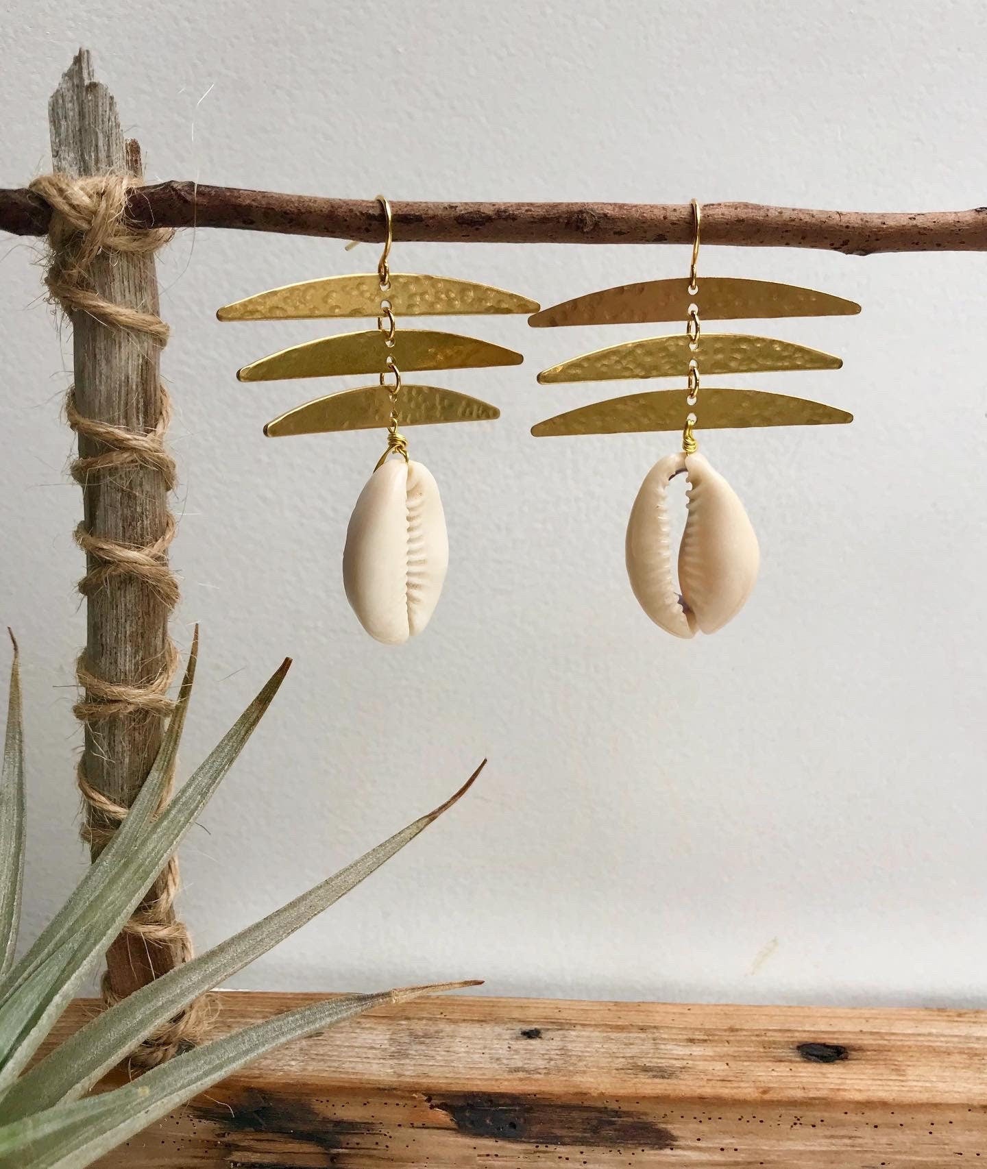 Cowrie shell & Hammered Geometric earrings